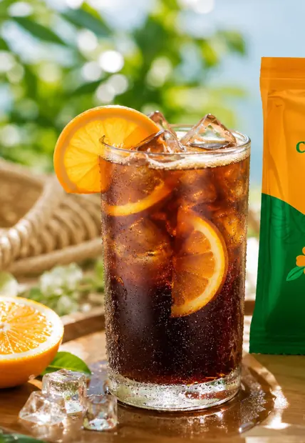 Ly cà phê ủ lạnh với đá và lát cam tươi